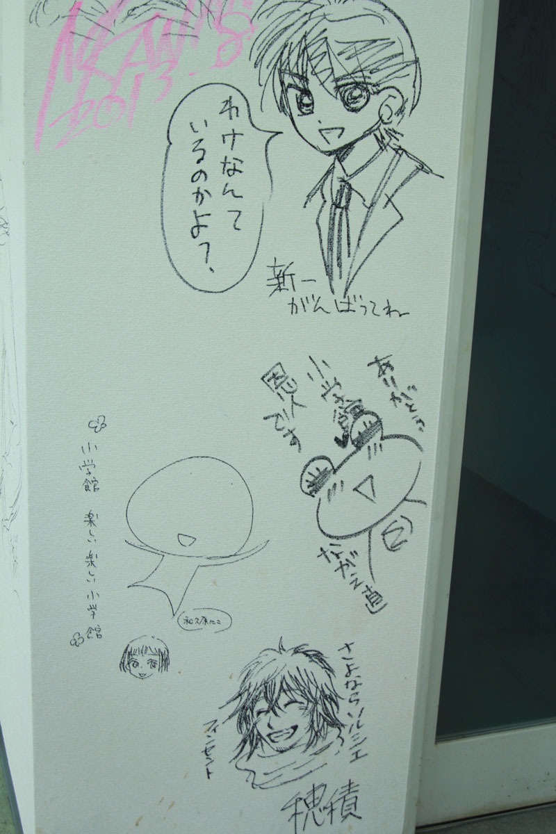 小学館ビル1階応接ロビーのラクガキ。