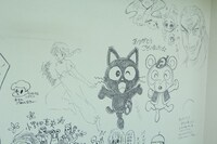 小学館ビル1階応接ロビーのラクガキ。