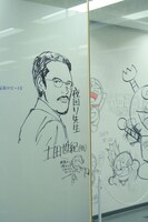 小学館ビル1階応接ロビーのラクガキ。