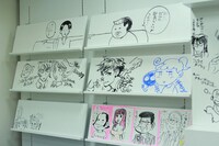 小学館ビル1階応接ロビーのラクガキ。