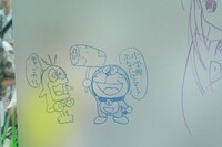 小学館ビル1階応接ロビーのラクガキ。