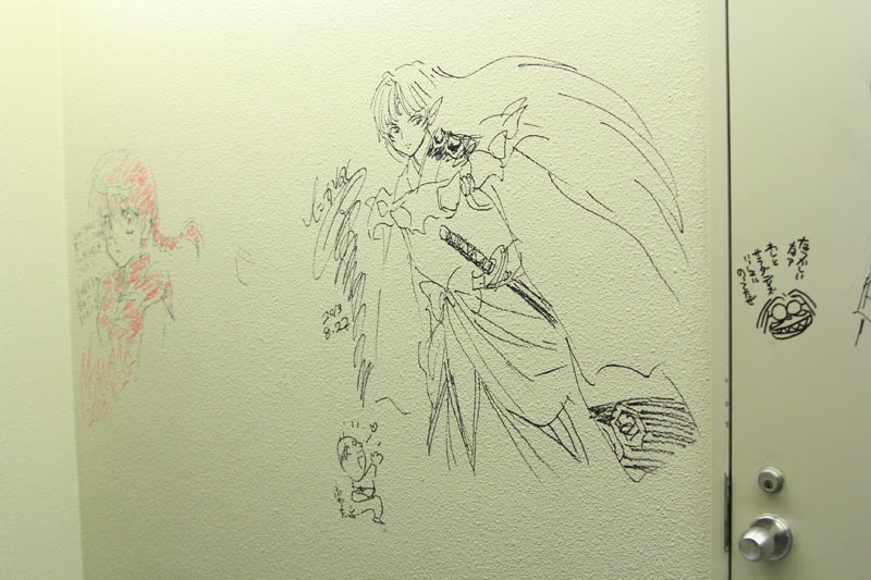 小学館ビル地下1階通路のラクガキ。