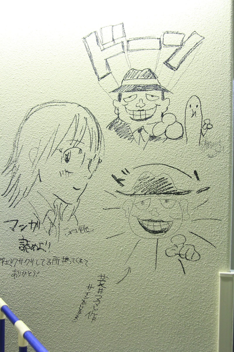 小学館ビル地下1階通路のラクガキ。