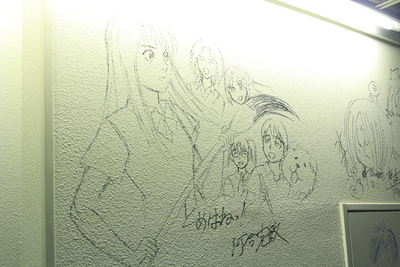 小学館ビル地下1階通路のラクガキ。