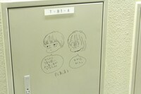 小学館ビル地下1階通路のラクガキ。