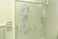 小学館ビル地下1階通路のラクガキ。左は池上遼一が描いた「ゲゲゲの鬼太郎」。