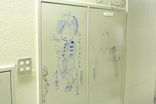 小学館ビル地下1階通路のラクガキ。左は池上遼一が描いた「ゲゲゲの鬼太郎」。