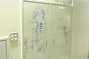 小学館ビル地下1階通路のラクガキ。左は池上遼一が描いた「ゲゲゲの鬼太郎」。