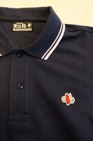 火の鳥のワンポイントがあしらわれたポロシャツ