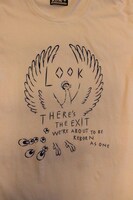 火の鳥がデザインされたTシャツ