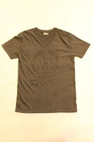 火の鳥がデザインされたTシャツ