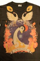 火の鳥がデザインされたTシャツ