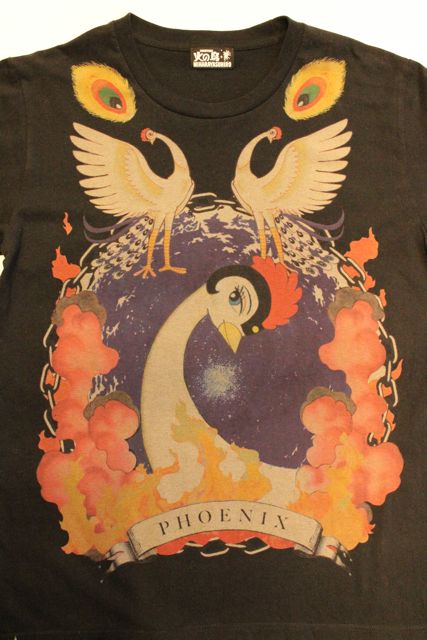 火の鳥がデザインされたTシャツ
