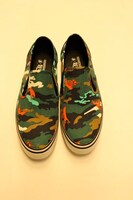 空を飛ぶ火の鳥柄のスリッポン