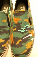 空を飛ぶ火の鳥柄のスリッポン