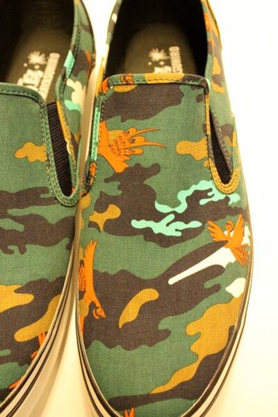 空を飛ぶ火の鳥柄のスリッポン