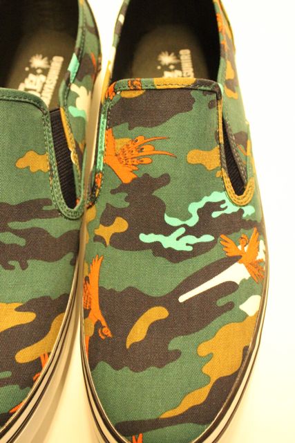 空を飛ぶ火の鳥柄のスリッポン