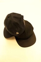 火の鳥のワンポイントがあしらわれたキャップ