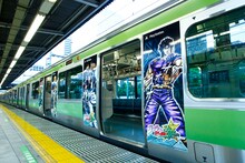 「ジョジョASBトレイン」の外装。(c)荒木飛呂彦＆LUCKY LAND COMMUNICATIONS／集英社 (c)2013 NBGI