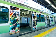 「ジョジョASBトレイン」の外装。(c)荒木飛呂彦＆LUCKY LAND COMMUNICATIONS／集英社 (c)2013 NBGI