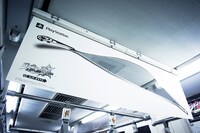 ブチャラティのスタンド「スティッキィ・フィンガーズ」をモチーフにした中吊り広告。ジッパーの部分には切り抜き加工が施されている。(c)荒木飛呂彦＆LUCKY LAND COMMUNICATIONS／集英社 (c)2013 NBGI