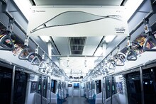 ブチャラティのスタンド「スティッキィ・フィンガーズ」をモチーフにした中吊り広告。ジッパーの部分には切り抜き加工が施されている。(c)荒木飛呂彦＆LUCKY LAND COMMUNICATIONS／集英社 (c)2013 NBGI