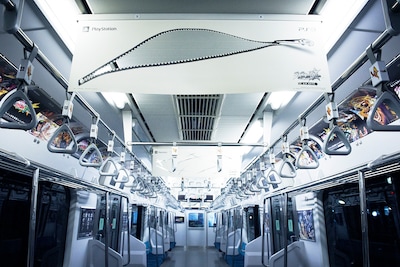 ブチャラティのスタンド「スティッキィ・フィンガーズ」をモチーフにした中吊り広告。ジッパーの部分には切り抜き加工が施されている。(c)荒木飛呂彦＆LUCKY LAND COMMUNICATIONS／集英社 (c)2013 NBGI