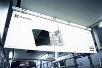 中吊り広告は全部で6パターン。(c)荒木飛呂彦＆LUCKY LAND COMMUNICATIONS／集英社 (c)2013 NBGI