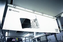 中吊り広告は全部で6パターン。(c)荒木飛呂彦＆LUCKY LAND COMMUNICATIONS／集英社 (c)2013 NBGI