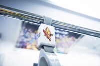 つり革部分にもスタンドが。(c)荒木飛呂彦＆LUCKY LAND COMMUNICATIONS／集英社 (c)2013 NBGI