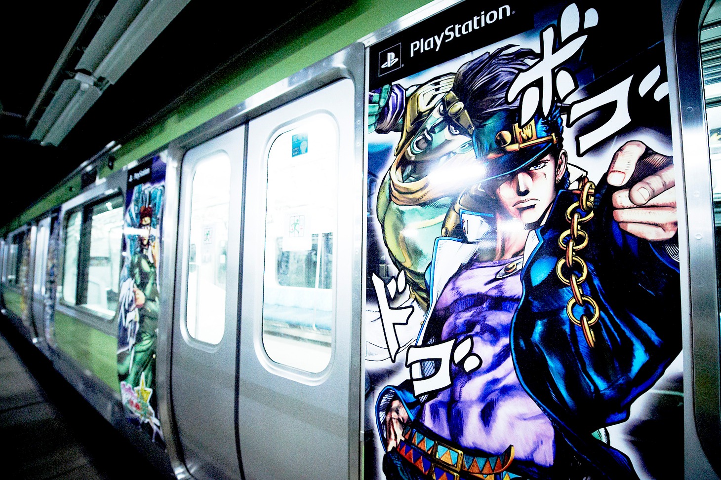 「ジョジョASBトレイン」の外装。(c)荒木飛呂彦＆LUCKY LAND COMMUNICATIONS／集英社 (c)2013 NBGI