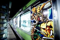 「ジョジョASBトレイン」の外装。(c)荒木飛呂彦＆LUCKY LAND COMMUNICATIONS／集英社 (c)2013 NBGI