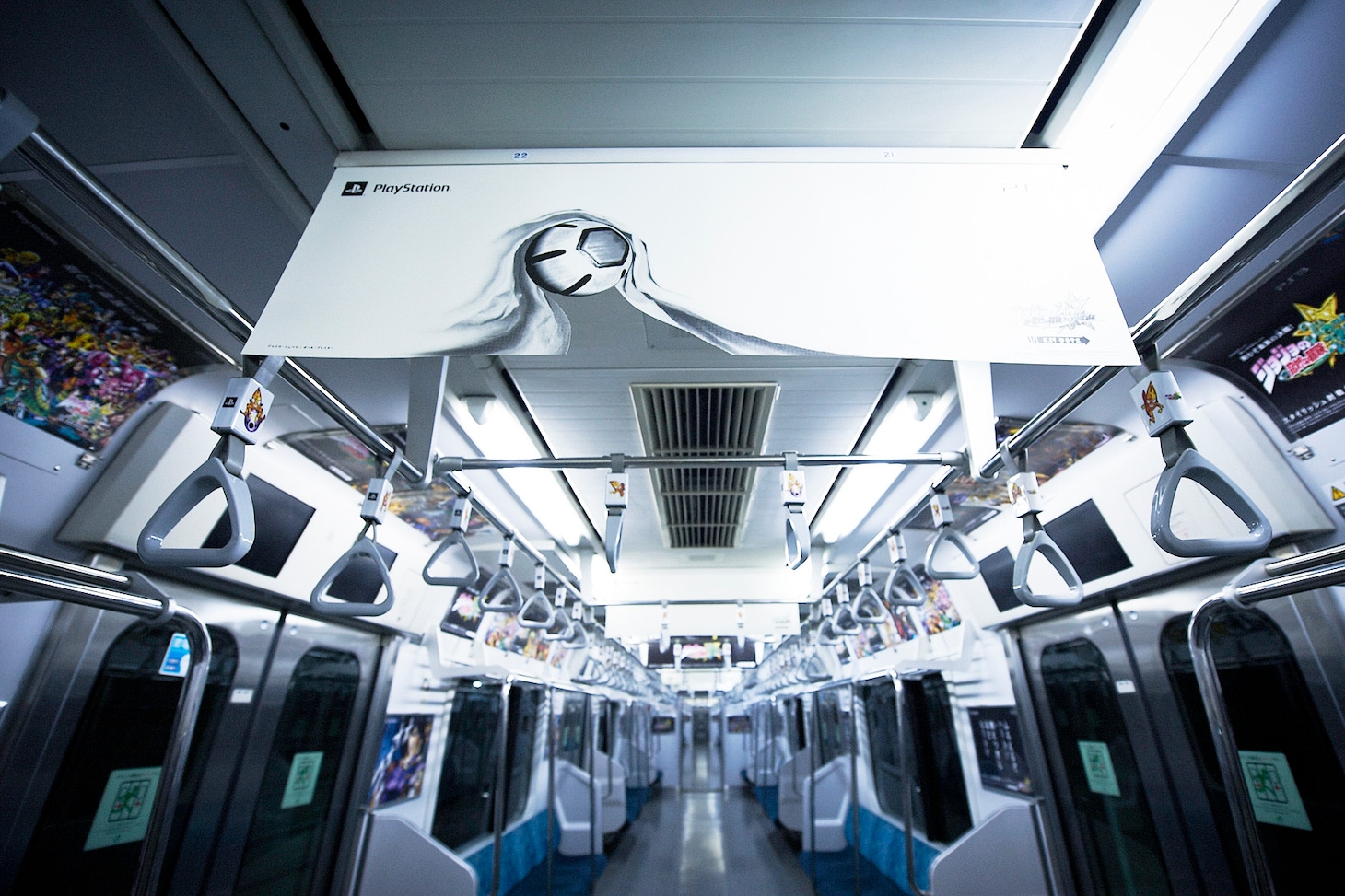 中吊り広告は全部で6パターン。(c)荒木飛呂彦＆LUCKY LAND COMMUNICATIONS／集英社 (c)2013 NBGI