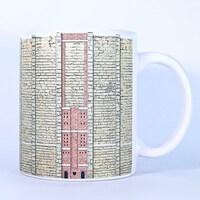 城壁柄のマグカップ。 (c)諫山創・講談社／「進撃の巨人」製作委員会