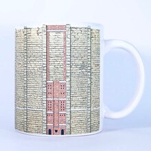 城壁柄のマグカップ。 (c)諫山創・講談社／「進撃の巨人」製作委員会