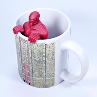 マグカップにセットされた超大型巨人の茶こし。 (c)諫山創・講談社／「進撃の巨人」製作委員会