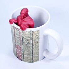 マグカップにセットされた超大型巨人の茶こし。 (c)諫山創・講談社／「進撃の巨人」製作委員会