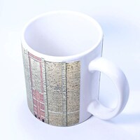 城壁柄のマグカップ。 (c)諫山創・講談社／「進撃の巨人」製作委員会