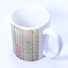 城壁柄のマグカップ。 (c)諫山創・講談社／「進撃の巨人」製作委員会