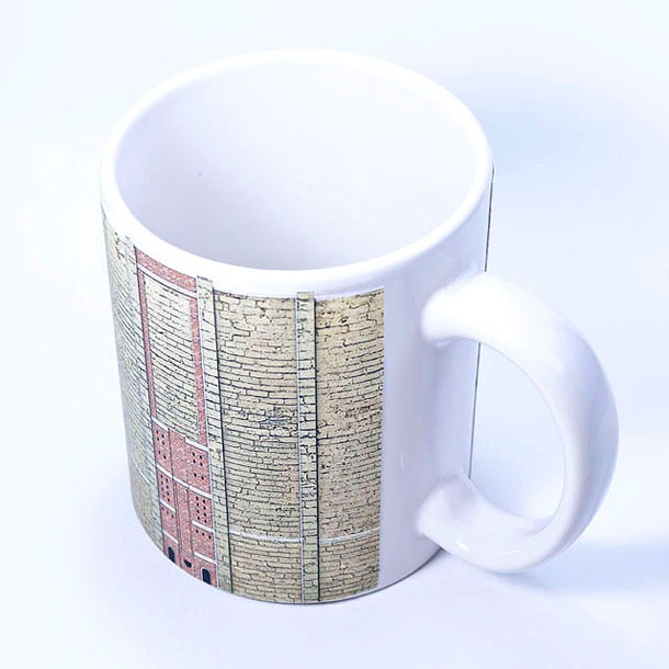 城壁柄のマグカップ。 (c)諫山創・講談社／「進撃の巨人」製作委員会