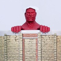 マグカップにセットされた超大型巨人の茶こし。 (c)諫山創・講談社／「進撃の巨人」製作委員会