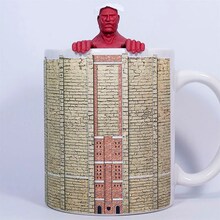 マグカップにセットされた超大型巨人の茶こし。 (c)諫山創・講談社／「進撃の巨人」製作委員会