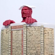 マグカップにセットされた超大型巨人の茶こし。 (c)諫山創・講談社／「進撃の巨人」製作委員会