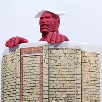 マグカップにセットされた超大型巨人の茶こし。 (c)諫山創・講談社／「進撃の巨人」製作委員会