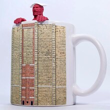 マグカップにセットされた超大型巨人の茶こし。 (c)諫山創・講談社／「進撃の巨人」製作委員会