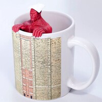 マグカップにセットされた超大型巨人の茶こし。 (c)諫山創・講談社／「進撃の巨人」製作委員会