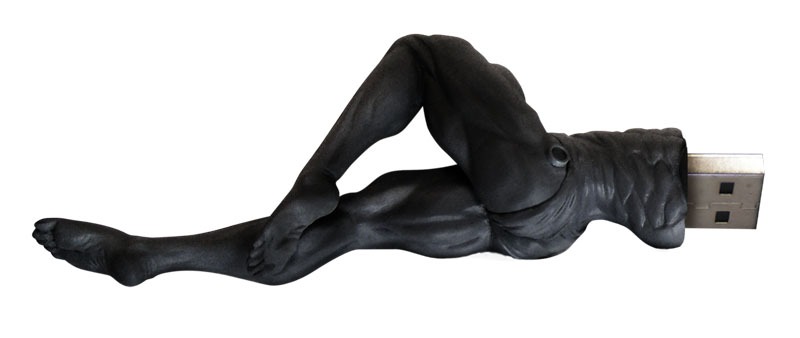 空気供給管に入り込むサンタナ型USBメモリ (c)荒木飛呂彦/集英社・ジョジョの奇妙な冒険製作委員会