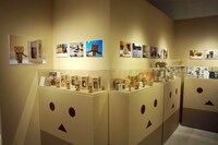 「よつばとダンボー展」に並ぶ、ダンボーのフィギュアや写真。