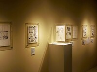 「よつばとダンボー展」の原画展示。用紙の裏面が見えるよう設置された原稿も。