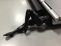 空気供給管に入り込むサンタナ型USBメモリを差し込むと、まるでサンタナがPCに入り込んでいるかのように見える。(c)荒木飛呂彦/集英社・ジョジョの奇妙な冒険製作委員会